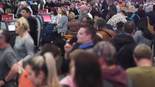 Компютрите на имиграционните власти на САЩ на няколко летища излязоха