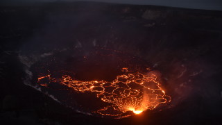Килауеа на Хавайските острови започна да изригва в кратера си