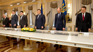 Янукович отстъпи: Предсрочни избори и старата конституция