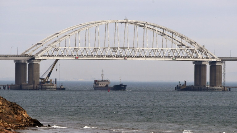 Украйна потвърди, че на иззетите от Русия кораби в Керченския
