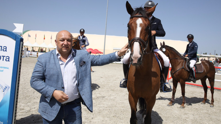 Министър Кралев награди победителите в надпреварата за наградите на “Бяла карта” от Световната купа по конен спорт