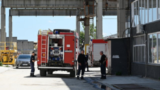 Пет пожарни гасят хале в Пловдив