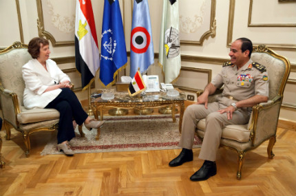 Катрин Аштън е разговаряла два часа със сваления египетски президент