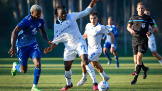 Трима футболисти на Левски излязоха от терена с проблеми след