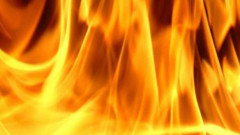 Жена скочи в движение от горящ автомобил край Созопол