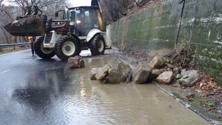Обилните валежи предизвикаха свличане на скална маса на пътя през