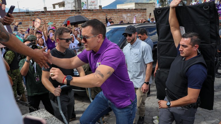 Нападнаха с камъни президента на Еквадор, петима са задържани