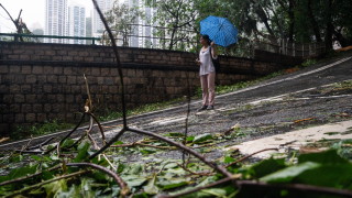 Тайфунът Саола достигна Южен Китай преди зазоряване в събота след