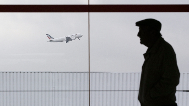 Пътник скри бебе в чанта на борда на самолет на „Ер Франс” 