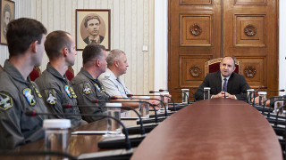 Президентът Румен Радев очаква четиримата български военни пилоти които първи