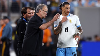 Селекционерът на Уругвай Марсело Биелса бе отстранен за един мач