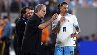 Селекционерът на Уругвай Марсело Биелса бе отстранен за един мач