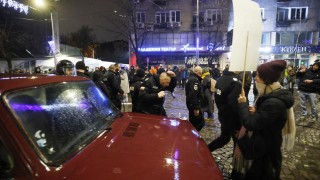 Депутати които бяха блокирани в парламента докато отвън се провеждаше