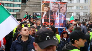Протестиращи с жълти жилетки искат оставка на правителството пред НС