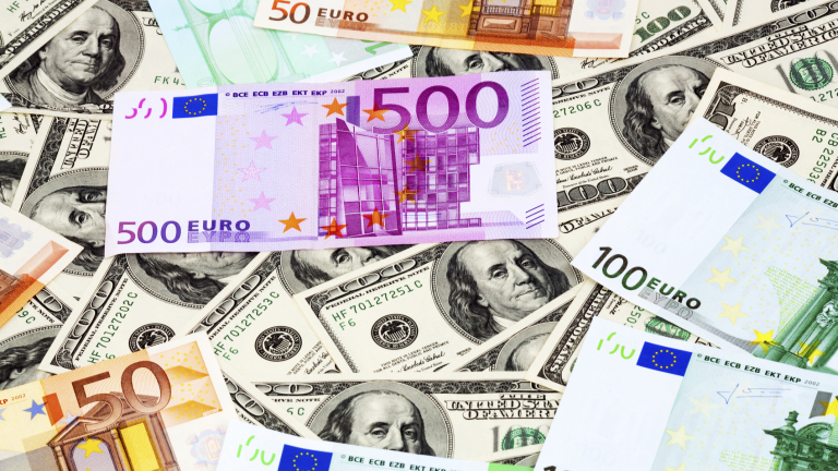 Еврото леко расте, но доларът остава със силни позиции