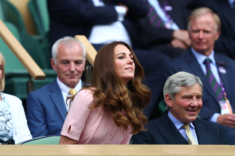 Кейт Мидълтън с татко си (вдясно)