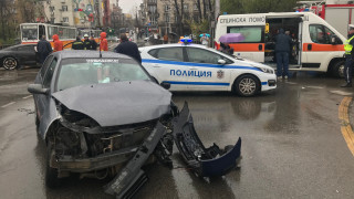Две коли се удариха на кръстовището на Графа и бул. Евлоги и Христо Георгиеви" в София