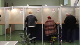 Провелите се в Литва два референдума за конституционни поправки се