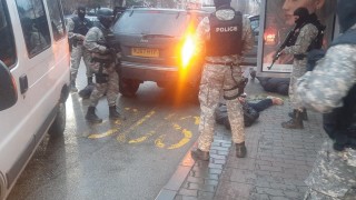 Повдигнаха обвинение на мъжа, стрелял с автомат от джип в Търново