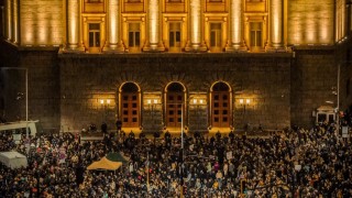Терзиев отлага паленето на елхата: Няма как да празнуваме, докато тече борба срещу политическия мрак