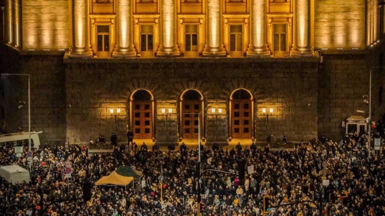 Терзиев отлага паленето на елхата: Няма как да празнуваме, докато тече борба срещу политическия мрак