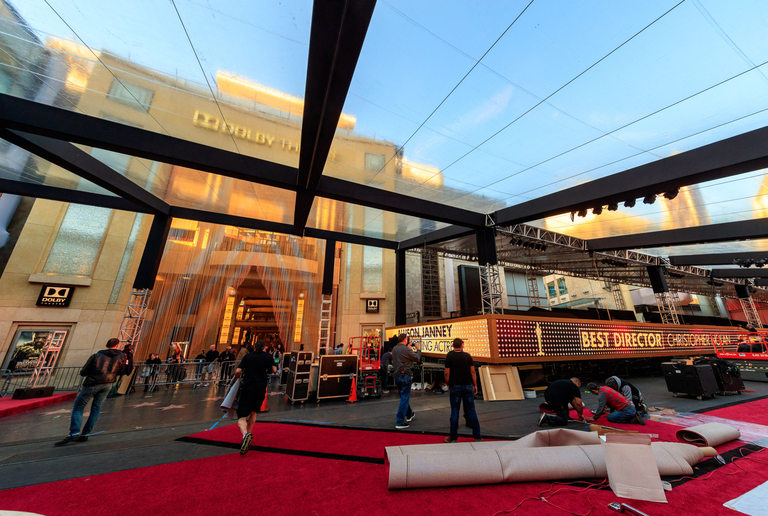 Подготовката на "Долби тиатър" тече с пълна сила