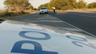 Кола с 12 мигранти причини катастрофи в насрещното в Бургаско