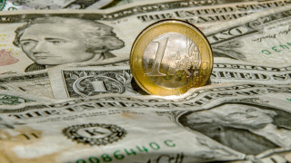 Американският долар достигна четиригодишен минимум спрямо еврото във вторник като