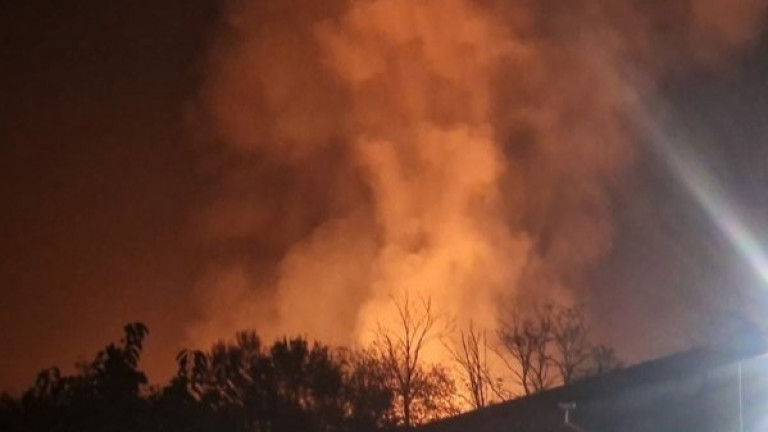 Пожар гори в двора на завод Арсенал в Казанлък, предаде