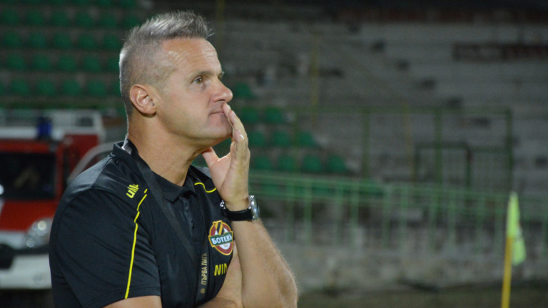 Старши треньорът на Ботев (Пловдив) Азрудин Валентич говори преди дербито