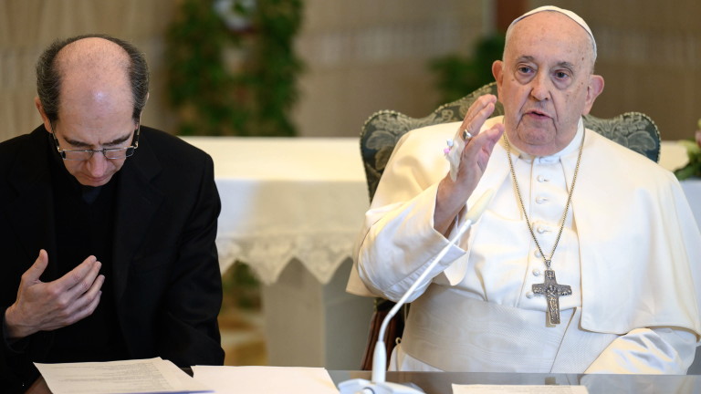 Папа Франциск, който страда от възпаление на белите дробове, е