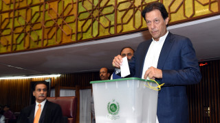 Пакистанските депутати избраха бившия играч по крикет Имран Хан за