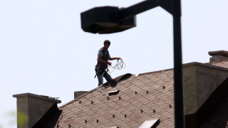 Силният вятър отвя покрива на детската градина в Ново село