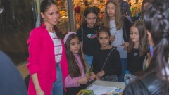 Невяна Владинова зарадва десетки деца в родния Плевен