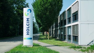 Водещите световни производители на цимент Holcim AG и CRH Plc