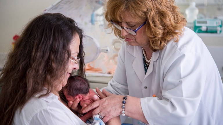 В 10 болници у нас родителите на недоносени бебета ще прегърнат децата си
