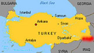 Двама души загинаха при бомбена експлозия в Турция 