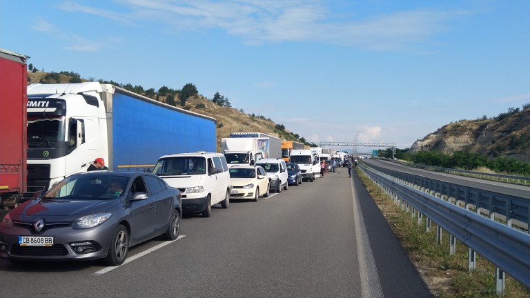 Стела Балтова обеща до седмица да бъдат отворени и други гранични пунктове с Гърция