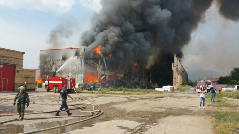Пожарът, който избухна в склад за дрехи в Казичене, в