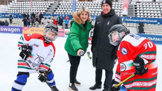 Весела Лечева пусна първата шайба на хокейния фестивал "Зимна класика"