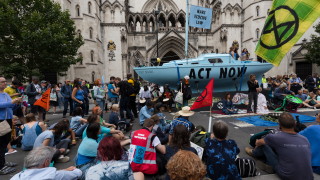 Активисти за климата блокират завод за бетон в Лондон