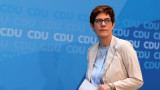  Шефът на партията на Меркел наследява Фон дер Лайен като боен министър 