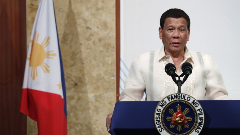 Президентът на Филипините нарече Бог "глупав" и "кучи син"