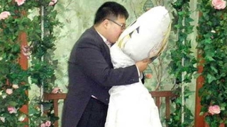 Японец се ожени за възглавницата си 