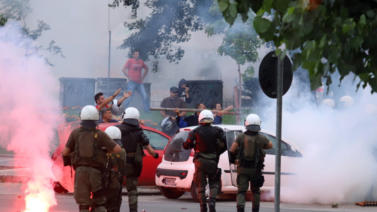 В Солун националисти нападнаха полицията с камъни