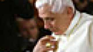 Папа Бенедикт ХVІ се поклони пред плащеница с лика на Исус Христос