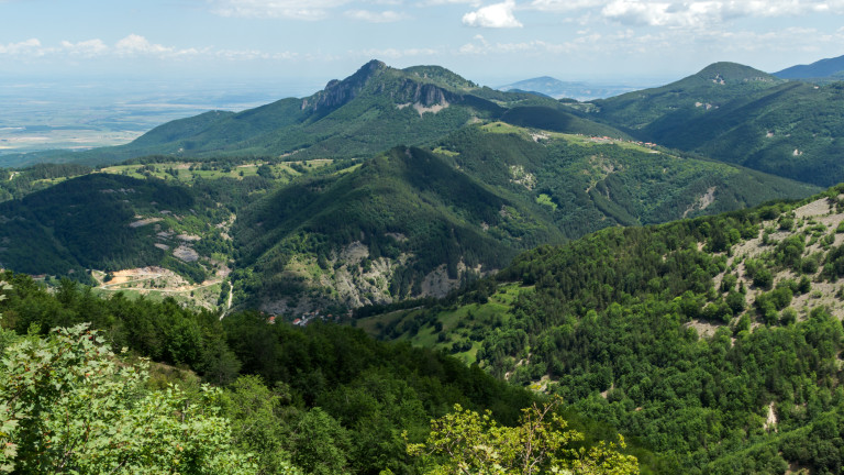 Планински спасители издирваха цяла нощ гъбар в Родопите