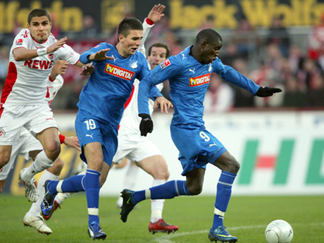 Хофенхайм с три точки аванс на върха в Бундеслигата