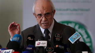 Управляващият в Алжир Национален фронт за освобождение печели мнозинството от