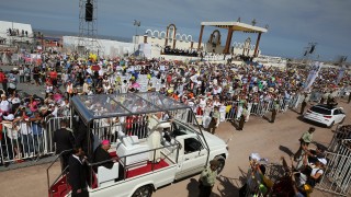 Папа Франциск спря папамобила си докато пътуваше през чилийския град